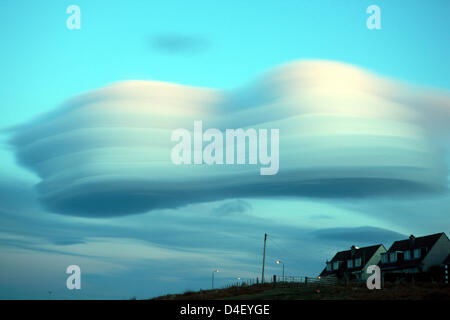 Isle of Mull, Schottland, UK. 12. März 2013. Linsenförmige Wolken Altocumulus Lenticularis, über das Dorf Fionnphort auf der Isle of Mull in der Inneren Hebriden in Schottland. Bildnachweis: PictureScotland / Alamy Live News Stockfoto
