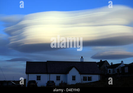 Isle of Mull, Schottland, UK. 12. März 2013. Linsenförmige Wolken Altocumulus Lenticularis, über das Dorf Fionnphort auf der Isle of Mull in die Inneren Hebriden Schottland Credit: PictureScotland / Alamy Live News Stockfoto