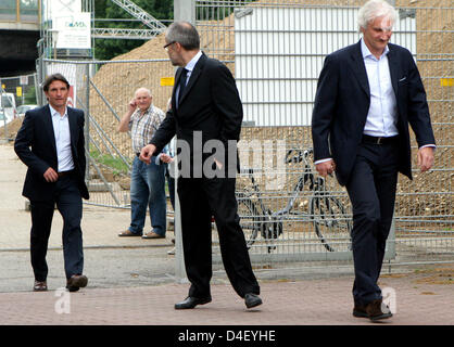 Bruno Labbadia (L) wird als der neue Cheftrainer des deutschen Bundesligisten Bayer 04 Leverkusen von der Club Sportdirektor Rudi Voeller (R) und Geschäftsführer Wolfgang Holzhaeuser (C) im Stadion BayArena Leverkusen, Deutschland, 26. Mai 2008 eingeführt. Labbadia, aus der 2. Liga Vereins Greuther Fuerth, gelingt es entlassenen Michael Skibbe. Foto: ROLF VENNENBERND Stockfoto