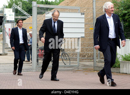 Bruno Labbadia (L) wird als der neue Cheftrainer des deutschen Bundesligisten Bayer 04 Leverkusen von der Club Sportdirektor Rudi Voeller (R) und Geschäftsführer Wolfgang Holzhaeuser (C) im Stadion BayArena Leverkusen, Deutschland, 26. Mai 2008 eingeführt. Labbadia, aus der 2. Liga Vereins Greuther Fuerth, gelingt es entlassenen Michael Skibbe. Foto: ROLF VENNENBERND Stockfoto