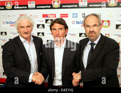 Bruno Labbadia ist von Sportdirektor Rudi Völler (L) und Geschäftsführer Wolfgang Holzhaeuser (R) als neuen Cheftrainer des deutschen Bundesligisten Bayer 04 Leverkusen im Stadion BayArena Leverkusen, Deutschland, 26. Mai 2008 eingeführt. Labbadia, aus der 2. Liga Vereins Greuther Fuerth, gelingt es entlassenen Michael Skibbe. Foto: ROLF VENNENBERND Stockfoto