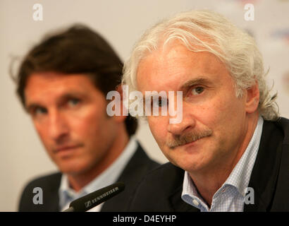 Bruno Labbadia wird von Sportdirektor Rudi Voeller (R) als neuen Cheftrainer des deutschen Bundesligisten Bayer 04 Leverkusen im Stadion BayArena Leverkusen, Deutschland, 26. Mai 2008 eingeführt. Labbadia, aus der 2. Liga Vereins Greuther Fuerth, gelingt es entlassenen Michael Skibbe. Foto: Rolf Vennenbernd Stockfoto