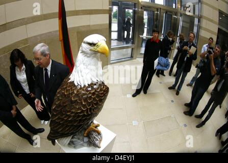 Medien, Foto der neu vorgestellte Weißkopfseeadler Skulptur, Porzellan-Manufaktur Meissen-Workshops in der Eingangshalle, der neue US-Botschaft in Berlin, Deutschland, 26. Mai 2008. Das neue Gebäude der US-Botschaft eröffnet offiziell am 4. Juli 2008. Foto: JOHANNES EISELE Stockfoto