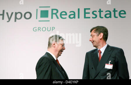 Hypo Real Estate CEO Georg Funke (R) und Vorsitzender von der Supervisory Board Kurt Viermetz (L) zu Beginn der Immobilienfinanzierung-Gruppe in München, Deutschland, 27. Mai 2008 abgebildet. Die Tochtergesellschaft der HypoVereinsbank blickt zurück auf eine schütteln hatte Monate wie Hypo Real Estate Aktienkurs um ein Drittel huschte, nachdem das Unternehmen 390 Millionen Euro Abschreibungen im Januar angekündigt. Foto: Stockfoto