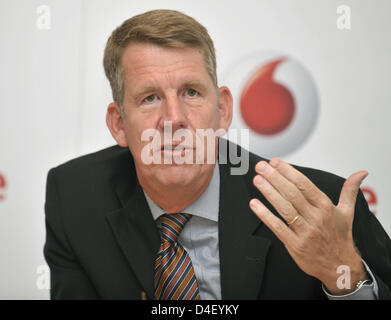 Vodafone Deutschland CEO Friedrich Joussen Gesten wie er erklärt, dass die Mobilfunkanbieter Q1 Figuren in Düsseldorf, Deutschland, 27. Mai 2008. Verbindliche Senkung der Preise in den ausländischen Märkten und niedrigere Gebühren für Rufumleitungen haben Druck auf Vodafone Deutschland Gewinne. EBITDA um 7,4 Prozent auf 3,3 Milliarden Euro Umsatz verringerte sich um ca. 5 Prozent auf 7,6 Milliarden geschrumpft Stockfoto