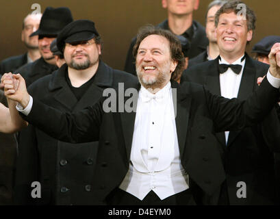 Italienischen Maestro Riccardo Chailly (C), Chefdirigent der weltberühmten Gewandhaus Orchester und musikalischer Leiter der Oper Leipzig genießt den Applaus nach der umjubelten Premiere von Giacomo Puccinis Oper "Manon Lescaut" in Leipzig, Deutschland, 9. Mai 2008. Laut einem Bericht von lokalen Tageszeitung "Leipziger Volkszeitung" am 27. Mai 2008 herausgegebenen ist Herr Chailly seine d anzukündigen Stockfoto