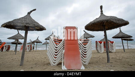 Reihen von Sonnenschirmen am leeren Strand in der Nähe von 'Ballermann 6", S' Arenal, Mallorca, Spanien, 27 Mai 2008. Während das warme Sommerwetter in Deutschland herrscht, bleiben Mallorcas Strände verlassenen wegen des schlechten Wetters. Foto: RONALD WITTEK Stockfoto