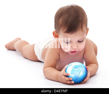 Kleines Baby hält kleine Weltkugel in den Händen. Isoliert auf weißem Hintergrund. Stockfoto