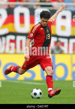 Deutschlands Michael Ballack schießt den Ball während der Fußball-freundlichen Deutschland Vs Weißrussland am Fritz-Walter-Stadion in Kaiserslautern, Deutschland, 27. Mai 2008. Foto: ARNE DEDERT Stockfoto