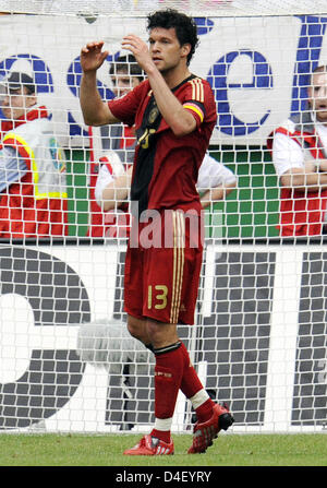 Deutschlands Kapitän Michael Ballack macht eine Geste nach fehlt eine Chance beim Fußball freundlich Deutschland Vs Weißrussland am Fritz-Walter-Stadion in Kaiserslautern, Deutschland, 27. Mai 2008. Das Spiel gebunden 2-2. Foto: Peter Kneffel Stockfoto