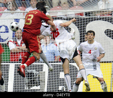 Deutschlands Kapitän Michael Ballack (L) versucht, während der Fußball freundlich Deutschland Vs Weißrussland am Fritz-Walter-Stadion in Kaiserslautern, Deutschland, 27. Mai 2008 erzielt. Das Spiel gebunden 2-2. Foto: Peter Kneffel Stockfoto