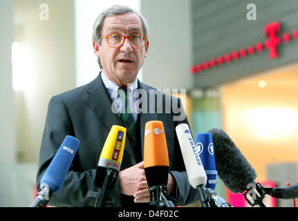 Ulrich Lehner Vorsitzender des Aufsichtsrats der Deutschen Telekom gibt ein Statement am Hauptsitz des Unternehmens in Bonn; Deutschland, 29. Mai 2008. Staatsanwälte die zentrale der Deutschen Telekom in Bonn am Donnerstag gesucht, sagte Quellen die Deutsche Presse-Agentur Dpa, als ein Skandal über Datenschutzverletzungen von Mitarbeitern der deutschen Telefone riesige wuchs. Das Unternehmen, der Besitzer des T-Mobile Stockfoto