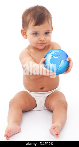 Baby sitzt auf dem Boden mit Weltkugel in der Hand. Isoliert auf weißem Hintergrund. Stockfoto