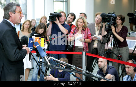 Ulrich Lehner Vorsitzender des Aufsichtsrats der Deutschen Telekom gibt ein Statement am Hauptsitz des Unternehmens in Bonn; Deutschland, 29. Mai 2008. Staatsanwälte die zentrale der Deutschen Telekom in Bonn am Donnerstag gesucht, sagte Quellen die Deutsche Presse-Agentur Dpa, als ein Skandal über Datenschutzverletzungen von Mitarbeitern der deutschen Telefone riesige wuchs. Das Unternehmen, der Besitzer des T-Mobile Stockfoto