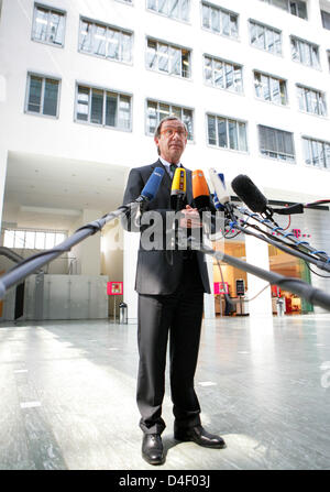 Ulrich Lehner Vorsitzender des Aufsichtsrats der Deutschen Telekom gibt ein Statement am Hauptsitz des Unternehmens in Bonn; Deutschland, 29. Mai 2008. Staatsanwälte die zentrale der Deutschen Telekom in Bonn am Donnerstag gesucht, sagte Quellen die Deutsche Presse-Agentur Dpa, als ein Skandal über Datenschutzverletzungen von Mitarbeitern der deutschen Telefone riesige wuchs. Das Unternehmen, der Besitzer des T-Mobile Stockfoto