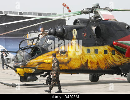 Ein ungarische militärische Hubschrauber Mi-24 ist nach einer Show auf der internationalen Luft-und Raumfahrt Ausstellung ILA am Flughafen Berlin-Schönefeld in Berlin, Deutschland, 29. Mai 2008 abgebildet. Die ILA findet eine halbjährliche Luft-und Raumfahrtausstellung am Flughafen von 27 Mai bis 1. Juni 2008. Foto: BERND SETTNIK Stockfoto