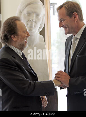 Italienische Maestro Riccardo Chailly (L), Chefdirigent der weltberühmten Gewandhaus Orchester und musikalischer Leiter der Oper Leipzig und Leipzig Lord Mayor Burkhard Jung (R) während einer Pressekonferenz in Leipzig, Deutschland, 30. Mai 2008 abgebildet. Herr Chailly Annoucned, einen Schritt zurück von seinem Amt als Musikdirektor der Oper Leipzig, seinen Vertrag als Chefdirigent des Gewandhauses oder Stockfoto