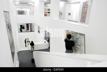 Die Sammlung zeitgenössischer Kunst von Harald Falckenberg, Sammler und Mäzen der Künste ist in Hamburg, Deutschland, 30. Mai 2008 abgebildet. Experten halten Sammlung Falckenberg ist einer der wichtigsten Deutschlands. 64-j hrige Falckenberg hat eine Fabrik als Showroom auf fünf Stockwerke und 6.000 Quadratmetern umgebaut. Der Unternehmer stellt deutsche und amerikanische Künstler sowie provocat Stockfoto