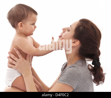 Baby-Gesicht berühren Mutter. Isoliert auf weißem Hintergrund. Stockfoto