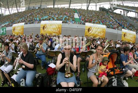 Einige 16.000 Posaunisten teilnehmen in den letzten Dienst am deutschen evangelischen Posaune an Zentralstadion in Leipzig, Deutschland, 1. Juni 2008. Spieler aus Deutschland, Frankreich, Belgien, Südafrika, Tschechische Republik, Estland, Argentinien und Papua-Neu-Guinea durchgeführt Bach und Mendelssohn-Bartholdy als größten Posaunenchor der Welt in das Guinness World Records erwähnt werden. Foto: WALT Stockfoto