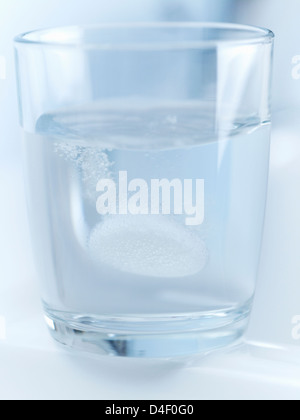 Nahaufnahme von Pille zischt in Glas Wasser Stockfoto