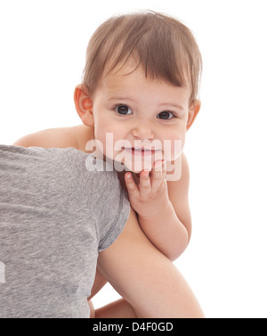 Lustige Babymädchen auf Mamas Hände. Isoliert auf weißem Hintergrund. Stockfoto