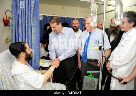 Botschafter Dan Shapiro besuchte am Dienstag, den 23. August 2011, Opfer von Raketenangriffen im Kaplan Medical Center in Rehovot. Er wurde von Prof. Jacob Yahav, dem Direktor des Krankenhauses, begleitet. Botschafter Shapiro besuchte dann die Stadt Ashdod, wo er mit Bürgermeister Dr. Yechiel Lasri traf. Er besichtigte dann das Operationszentrum der Gemeinde und das jüdische Seminar, wo zwei Grad-Raketen, die aus dem Gazastreifen abgefeuert wurden, explodierten und mehrere Personen verletzten. Stockfoto