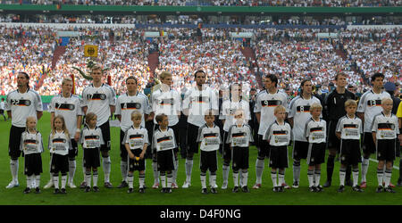 Deutschlands internationale Fußball-Spieler Kevin Kuranyi (L-R), Bastian Schweinsteiger, Per Mertesacker, Clemens Fritz, Marcell Jansen, Christoph Metzelder, Philipp Lahm, Mario Gomez, Torsten Frings, Jens Lehmann und Michael Ballack vor dem Fußball abgebildet sind Spiel Deutschland gegen Serbien in der Veltins-Arena in Gelsenkichen, Deutschland, 31. Mai 2008. Deutschland gewann 2: 1. Foto: Achim Scheid Stockfoto