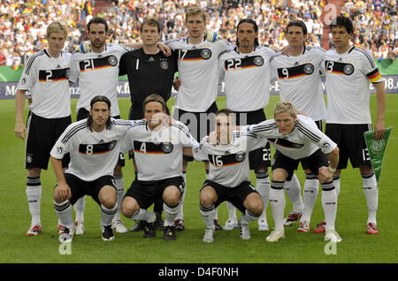 Internationale Fußball-Spieler Deutschlands (hintere Reihe L-R) Marcell Jansen, Christoph Metzelder, Jens Lehmann, Per Mertesacker, Kevin Kuranyi, Mario Gomez, Michael Ballack, (L-R Vorderreihe) Torsten Frings, Clemens Fritz, Philipp Lahm und Bastian Schweinsteiger sind vor dem Fußballspiel Deutschland gegen Serbien in der Veltins-Arena in Gelsenkichen, Deutschland, 31. Mai 2008 abgebildet. Deutschland hat gewonnen Stockfoto