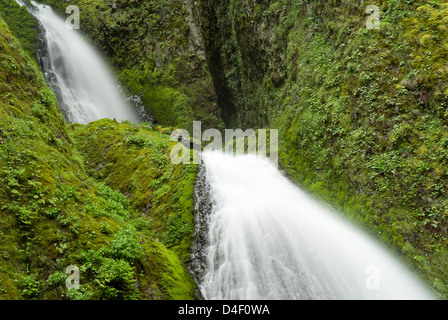 Wasserfall Rauschen über grüne felsigen Hügel Stockfoto