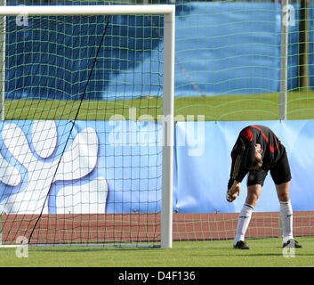 Deutschlands Torwart Jens Lehmann erstreckt sich während des ersten Trainings der deutschen Nationalmannschaft in Tenero in der Nähe von Locarno, Schweiz, 3. Juni 2008. Foto: PETER KNEFFEL Stockfoto