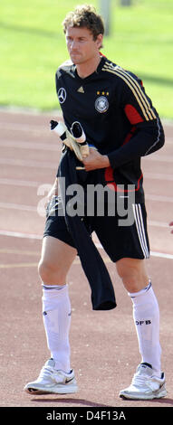 Deutschlands Torwart Jens Lehmann ist während des ersten Trainings der deutschen Nationalmannschaft in Tenero in der Nähe von Locarno, Schweiz, 3. Juni 2008 abgebildet. Foto: PETER KNEFFEL Stockfoto