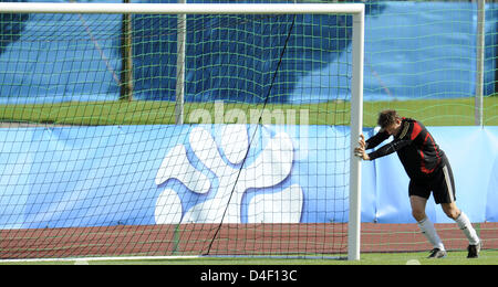 Deutschlands Torwart Jens Lehmann erstreckt sich während des ersten Trainings der deutschen Nationalmannschaft in Tenero in der Nähe von Locarno, Schweiz, 3. Juni 2008. Foto: PETER KNEFFEL Stockfoto