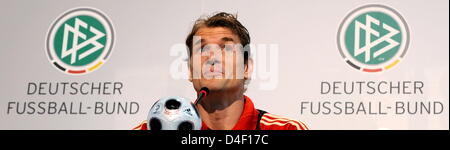 Deutschlands Torwart Jens Lehmann ist im Rahmen einer Pressekonferenz der deutschen Nationalmannschaft in Tenero in der Nähe von Locarno, Schweiz, 4. Juni 2008 abgebildet. Das Team bereitet sich auf die kommende Euro-2008. Foto: PETER KNEFFEL Stockfoto