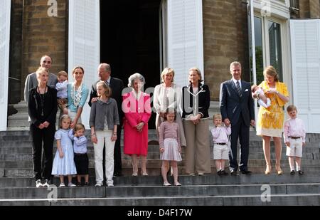 Prinz Lorenz (L-R), Prinzessin Maria Laura, Prinzessin Claire mit ihren Kindern Prinzessin Louise und den Zwillingen, die Prinz Nicolas und Prinz Aymeric, König Albert, Prinzessin Luisa Maria, Königin Fabiola, Prinzessin Astrid, Prinzessin Laetitia Maria, Königin Paola, Prinz Emmanuel mit seinem Vater Prinz Philippe, Prinzessin Mathilde mit ihrer Tochter Eleonore und Sohn Gabriel während der Cel abgebildet sind Stockfoto