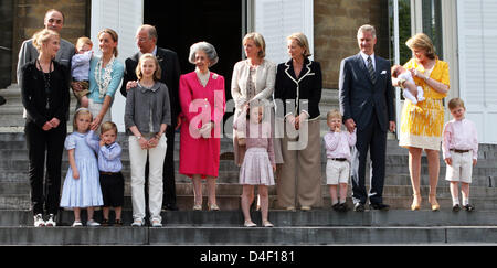 Prinz Lorenz (L-R), Prinzessin Maria Laura, Prinzessin Claire mit ihren Kindern Prinzessin Louise und den Zwillingen, die Prinz Nicolas und Prinz Aymeric, König Albert, Prinzessin Luisa Maria, Königin Fabiola, Prinzessin Astrid, Prinzessin Laetitia Maria, Königin Paola, Prinz Emmanuel mit seinem Vater Prinz Philippe, Prinzessin Mathilde mit ihrer Tochter Eleonore und Sohn Gabriel während der Cel abgebildet sind Stockfoto