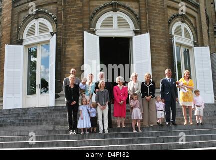 Prinz Lorenz (L-R), Prinzessin Maria Laura, Prinzessin Claire mit ihren Kindern Prinzessin Louise und den Zwillingen, die Prinz Nicolas und Prinz Aymeric, König Albert, Prinzessin Luisa Maria, Königin Fabiola, Prinzessin Astrid, Prinzessin Laetitia Maria, Königin Paola, Prinz Emmanuel mit seinem Vater Prinz Philippe, Prinzessin Mathilde mit ihrer Tochter Eleonore und Sohn Gabriel während der Cel abgebildet sind Stockfoto