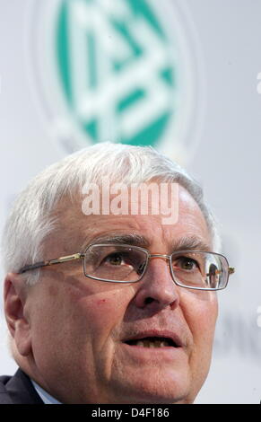 Der Präsident des deutschen Fußball-Bund (DFB) Theo Zwanziger begrüßt die Medien in Tenero in der Nähe von Locarno, Schweiz, 4. Juni 2008. Das deutsche Team bereitet sich auf die kommende Euro-2008. Foto: OLIVER BERG Stockfoto