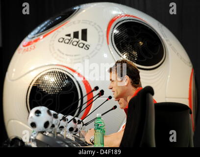 Deutschlands Torwart Jens Lehmann ist im Rahmen einer Pressekonferenz der deutschen Nationalmannschaft in Tenero in der Nähe von Locarno, Schweiz, 4. Juni 2008 abgebildet. Das Team bereitet sich auf die kommende Euro-2008. Foto: PETER KNEFFEL Stockfoto