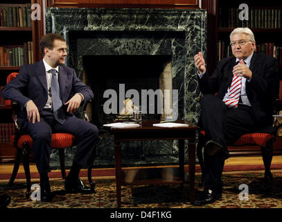 Russische Präsident Dmitri Medwedew (L) führt Gespräche mit German Foreign Minister Frank-Walter Steinmeier (R) in Berlin, Deutschland, 5. Juni 2008. Herr Medvedev Besuch in Deutschland seinen ersten Besuch in einer Okzident Grafschaft seit seiner letzten Wahl ist, wird er nach St. Petersburg später am Abend zurück. Foto: MIGUEL VILLAGRAN / POOL Stockfoto