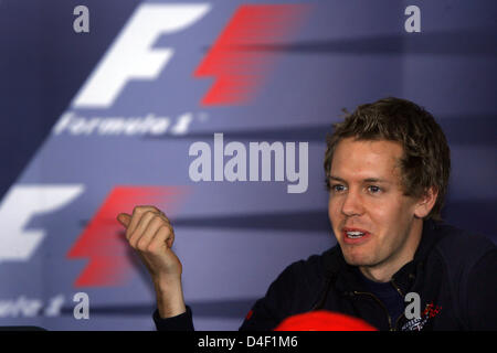 Deutsche Formel1-Fahrer Sebastian Vettel der Scuderia Toro Rosso-Ferrari Gesten während einer Pressekonferenz auf dem Circuit Gilles Villeneuve in Montreal, Kanada, 5. Juni 2008. Die Formel 1 Grand Prix von Kanada 2008 wird am 08 Juni stattfinden. Foto: JENS Büttner Stockfoto