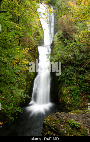 Wasserfall Rauschen über felsigen Hügel Stockfoto