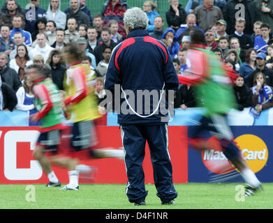 Französisch Cheftrainer Raymond Domenech (C) seine Spieler während einer Trainingseinheit der französischen Fußball-Mannschaft in Châtel St. Denis, Schweiz, 5. Juni 2008 laufen Uhren. Die französische Mannschaft bereitet sich für die UEFA EURO 2008. Foto: RONALD WITTEK Stockfoto