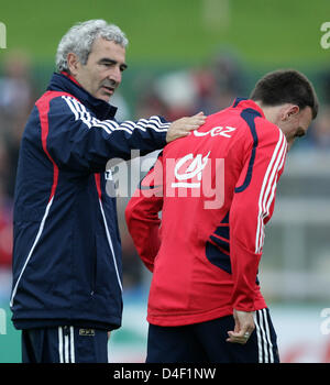 Französisch Kopf Trainer Raymond Domenech (L) spricht mit seinen Flügelspieler Franck Ribery (R) während einer Trainingseinheit der französischen Fußball-Mannschaft in Châtel St. Denis, Schweiz, 5. Juni 2008. Die französische Mannschaft bereitet sich für die UEFA EURO 2008. Foto: RONALD WITTEK Stockfoto