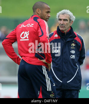 Französisch head Coach Raymond Domenech (R) spricht mit seinem Stürmer Thierry Henry (L) während einer Trainingseinheit der französischen Fußball-Mannschaft in Châtel St. Denis, Schweiz, 5. Juni 2008. Die französische Mannschaft bereitet sich für die UEFA EURO 2008. Foto: RONALD WITTEK Stockfoto