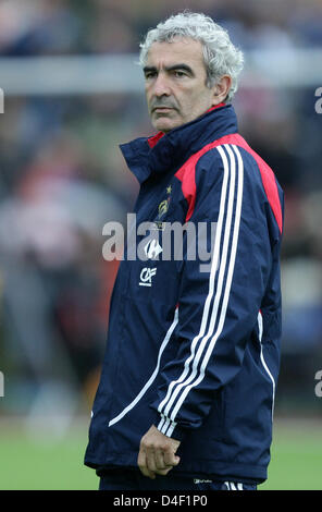 Französisch-Trainer Raymond Domenech Oberserves pro Trainingseinheit der französischen Fußball-Mannschaft in Châtel St. Denis, Schweiz, 5. Juni 2008. Die französische Mannschaft bereitet sich für die UEFA EURO 2008. Foto: RONALD WITTEK Stockfoto