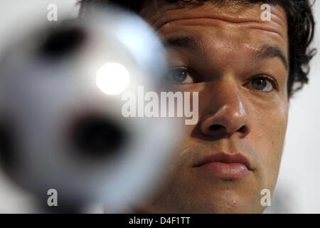 Deutschlands Kapitän Michael Ballack spricht mit den Medien im Rahmen einer Pressekonferenz des deutschen Fußball-Nationalmannschaft in Tenero in der Nähe von Locarno, Schweiz, 6. Juni 2008. Die deutsche Nationalmannschaft bereitet sich für das kommende Spiel gegen Polen am 8. Juni 2008. Foto: Oliver Berg Dpa +++ ### #dpa### +++ Stockfoto