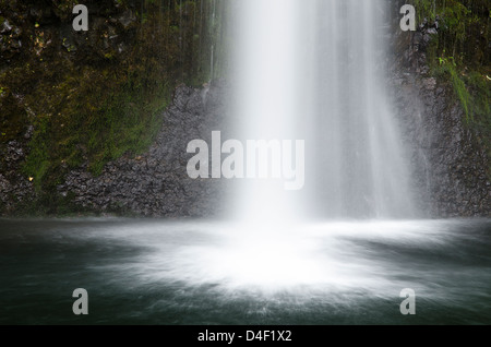 Zeitraffer Zeitansicht Wasserfall mündet in pool Stockfoto