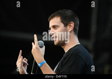 Britische Rapper Mike Skinner alias "The Streets" während der Open führt air Festival "Rock am Ring" am Nürburgring Rennstrecke, Deutschland, 6. Juni 2008. Die dreitägige Veranstaltung begann am selben Tag mit trübem Wetter. 85.000 Besucher werden erwartet das jährliche Musikfestival, das zahlreiche nationale und internationale Top-Acts stattfinden. Foto: THOMAS FREY Stockfoto