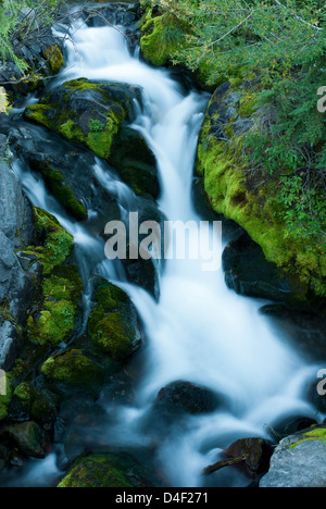 Fluss auf felsigen Hügel Rauschen Stockfoto